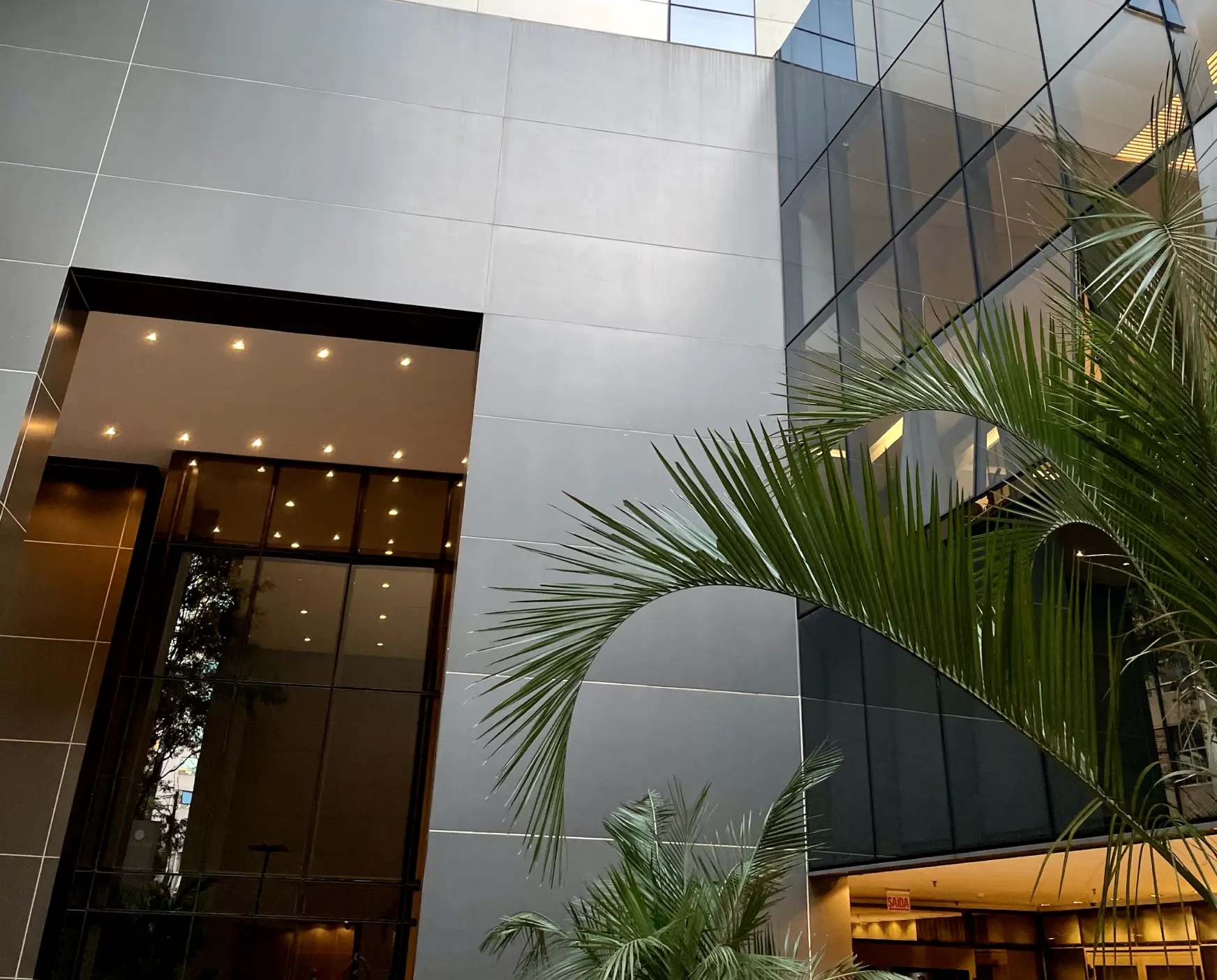 Escritório de advocacia de direito previdenciário e direito do trabalho localizado no centro de Curitiba. Foto do Edifício Universe, na rua Visconde do Rio Branco, 1488, em Curitiba-Paraná.